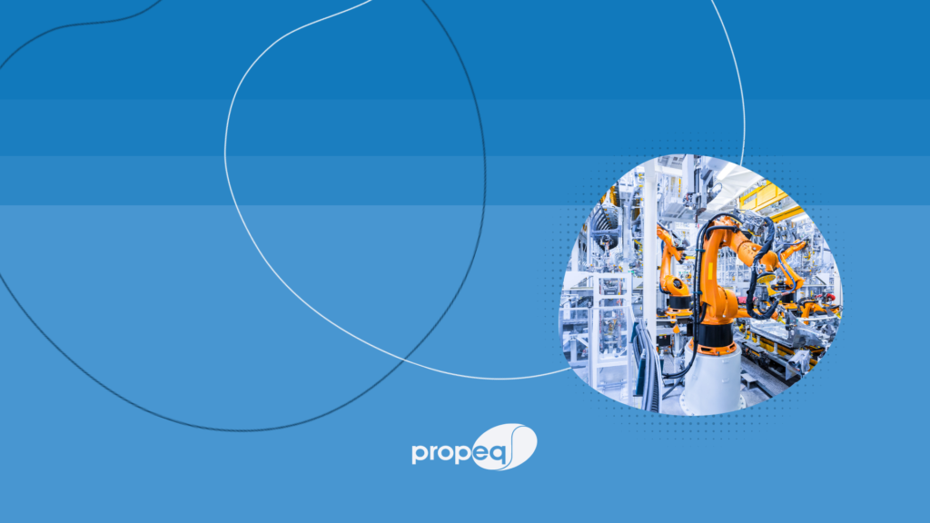 Capa para conteúdo com imagem de robotização na indústria com logo da Propeq centralizado na parte inferioir