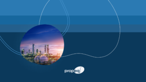 Imagem de capa do conteúdo sobre desafios e problemas industriaiscom logo da Propeq e imagem de uma indústria