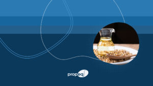 Imagem de capa com logo da Propeq e foto de grãos de soja com um recipiente com óleo