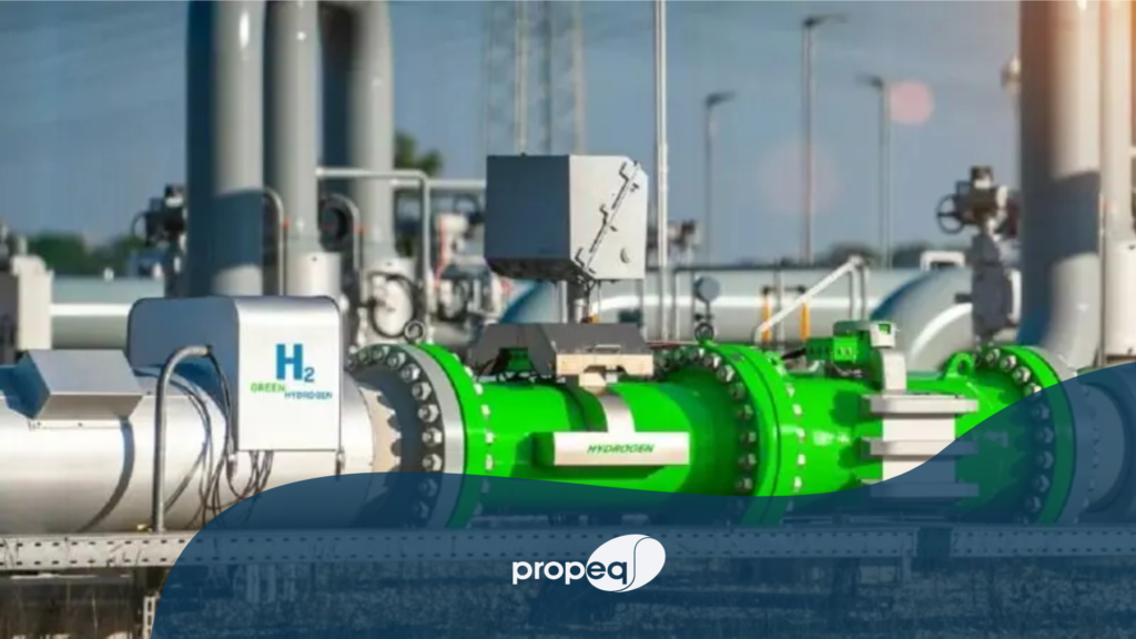 Imagem contendo uma indústria de produção de hidrogênio verde em segundo plano e o símbolo da Propeq em primeiro plano
